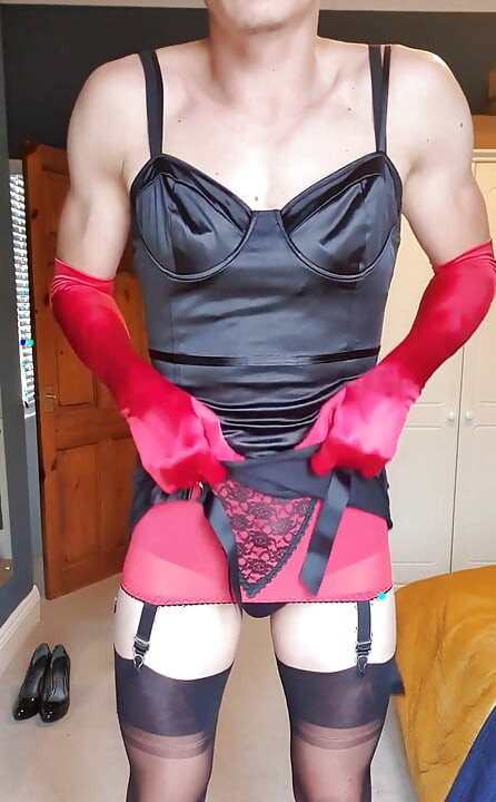 Κόκκινα σατέν γάντια και στενό μαύρο σατέν φόρεμα