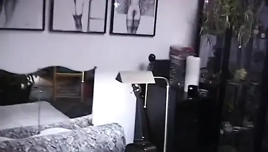 Mature slut fingers and rubs her snatch at the casting