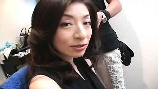 Japanische MILF liebt es, mit spielzeug zu spielen