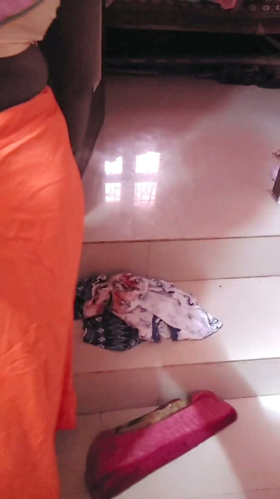 Mucama de la casa india tamil en sujetador de petticoat limpiando provocación y vaquera inversa salvaje cabalgando en propietario! Indiahotwifex