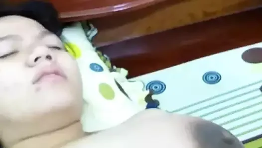 Follando a una adolescente vietnamita con un gran coño lleno de jugo blanco puro