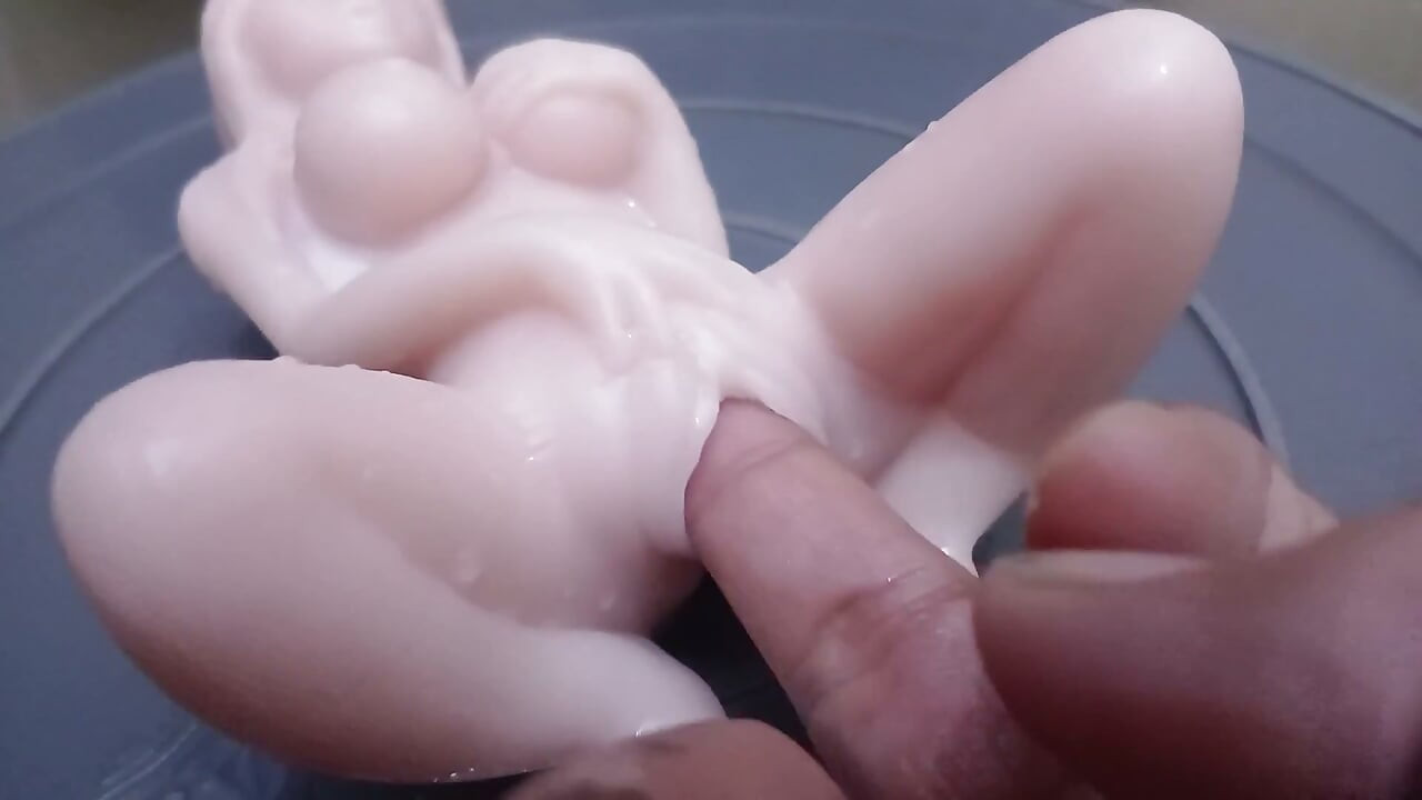 Degete care se joacă cu păpuși sexy