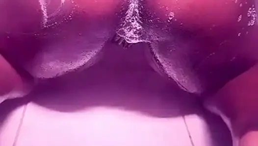 Nyazim mandi dan muasin memekku sendiri sambil bikin aku percaya diri