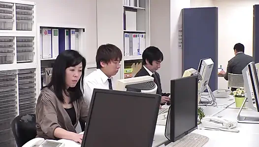 Jüngere chefin verführt mich mit süßem und neckenden Sestern in mein Ohr von hinten. Teil.1