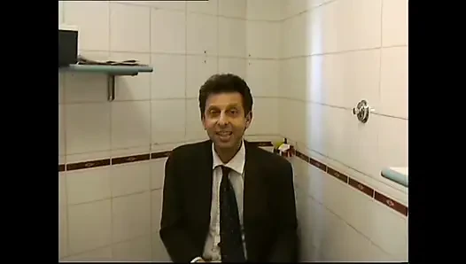 İri göğüslü tombul orta yaşlı seksi kadın banyoda büyük yarakla sikiliyor ve yüzüne boşalıyor