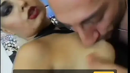 Cewek semok rambut pirang ini lagi asik muasin memeknya pakai mainan seks sebelum didobel penetrasi sama dua pria
