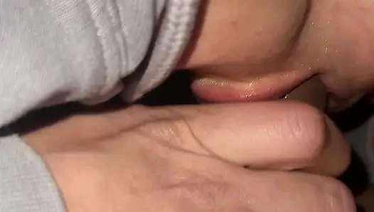 Orta yaşlı seksi kadın amcığıyla oynanırken ıslak bir sakso çekiyor