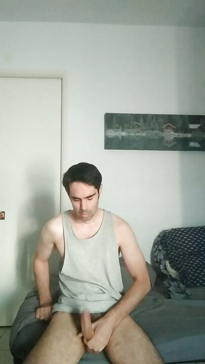 masturbates looking for a mature and beautiful woman with beautiful generous curves woman with ordinary madness of the general council size 24 cm.