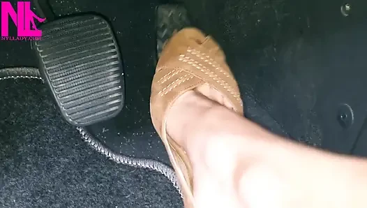 Revving und Fahren in hellbraunen Peeptoe-sandalen
