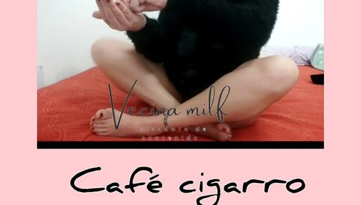 A vizinha milf fumando, bebendo café, masturbação