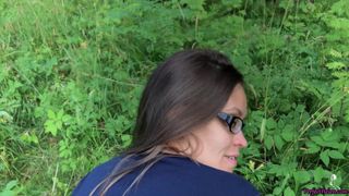 Meisje zuigt aan een lul en neukt in het bos - openbare seks