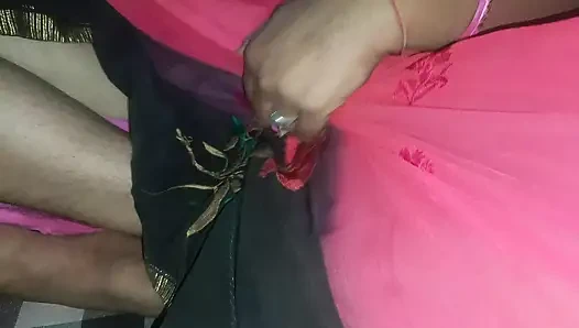 İlk kez sıkı amcık şişeyle parmaklıyor