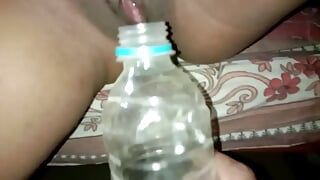 Индийская сексуальная девушка писает в бутылку.