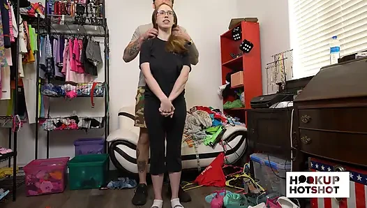 За кулисами - грудастую ботаничку Jackie Hoff соблазняют в сцене за кулисами!