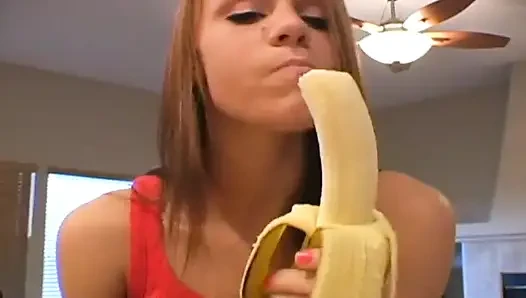 Соблазняет бананом