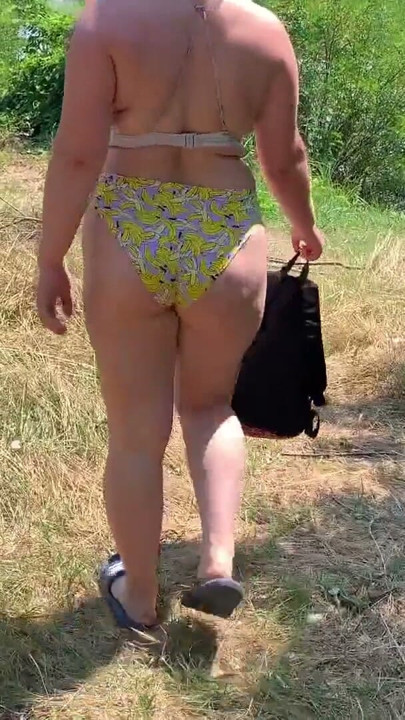 Sexo real ao ar livre na margem do rio depois de nadar (pov) | Clipe 1