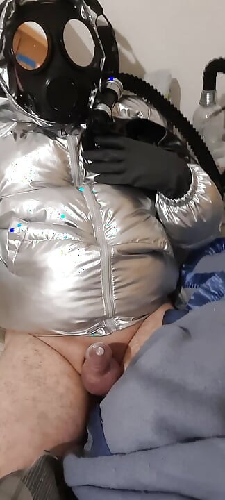 Gas masked rebreather bubbler fun.