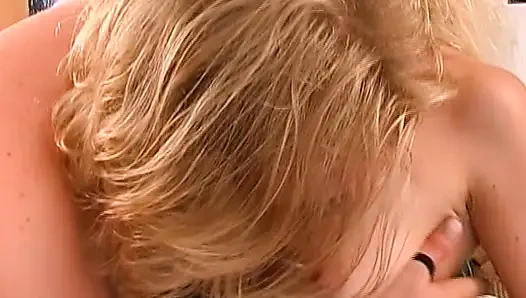 Немецкая крошка с идеальной большой попкой получила большой камшот на лицо