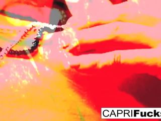Capri spielt mit ihrer nassen Muschi und erstaunlichen Titten