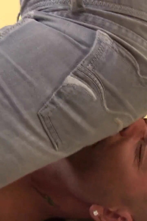 性感少女被她奴隶的脸抽插