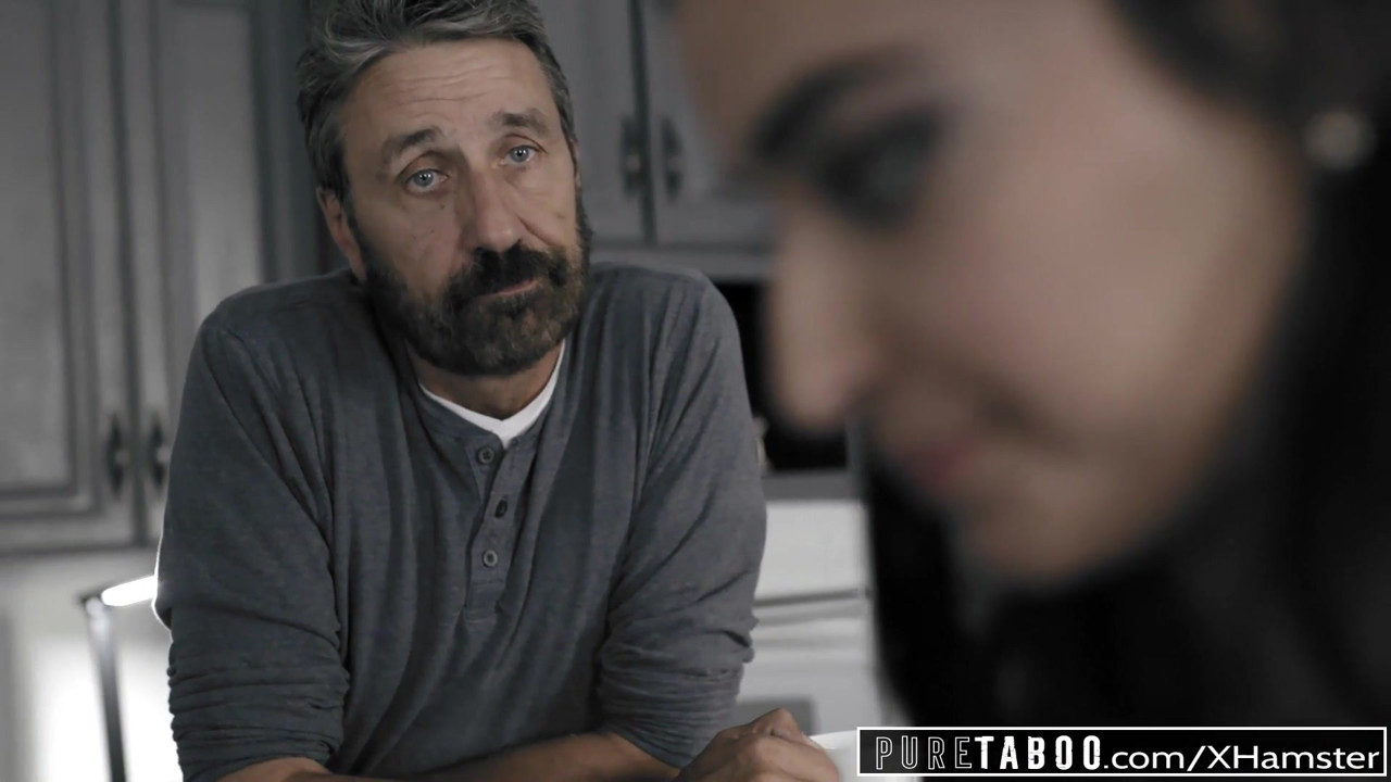 純粋なタブーティーン痴女Emily WillisがStepdadでスパンキング＆中出し