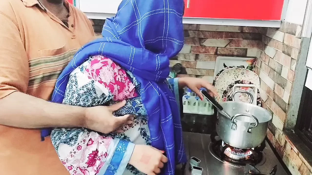 Desi Shy Aunty Fucked in Kitchen By Nephew While Cooking