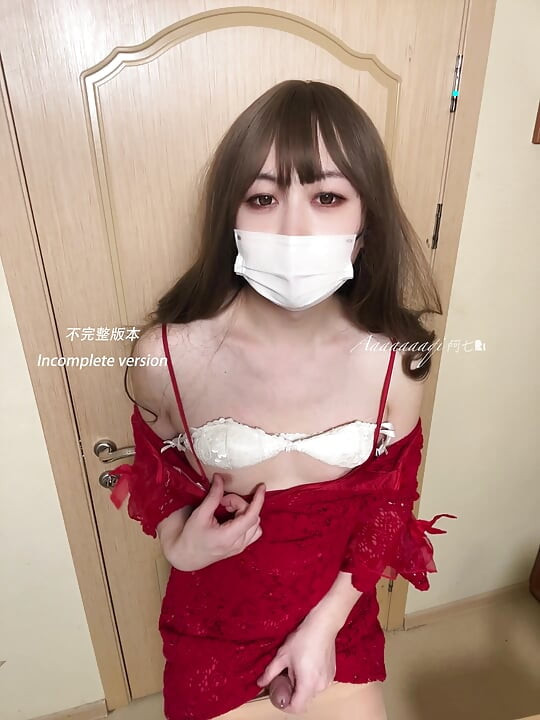 A Qi , "เดรสสีแดงแกว่งไปมา"