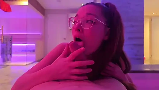 Минет у бассейна