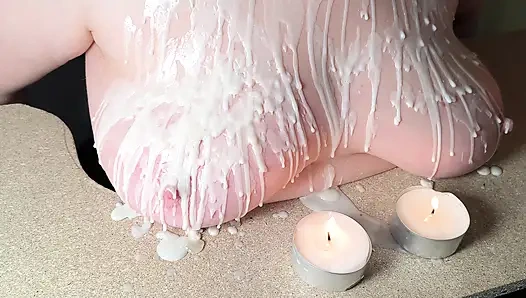 Груди с горячим воском свечи, а затем взбиваю