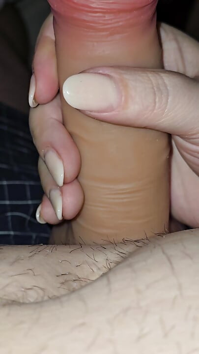 继母惊讶于我的继子巨大的鸡巴并在睡前撸管