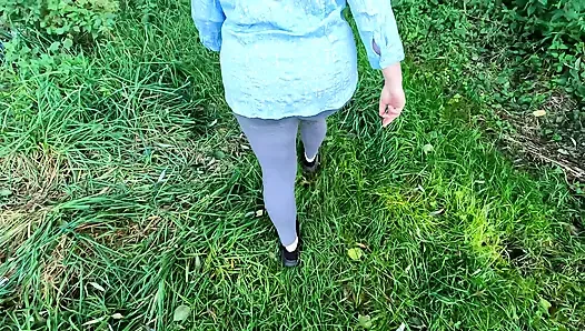 Komplett nackt auf dem Feld ihre Brüste schlagen