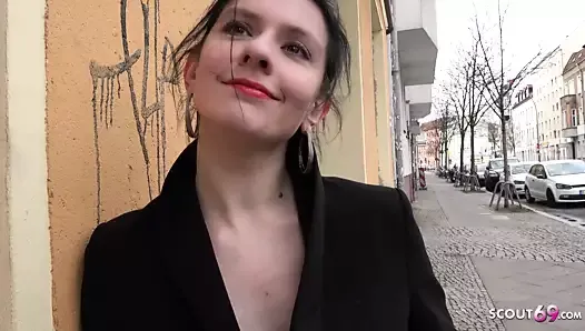 Niemiecki harcerz - studentka sztuki Anna rozmawia z seksem analnym