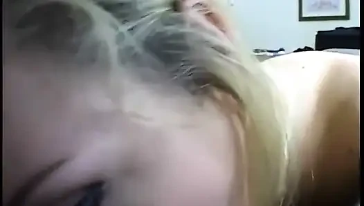 Junge hure mit natürlichen titten bekommt ihre muschi mit sperma bedeckt, nachdem sie einen harten schwanz genommen hat