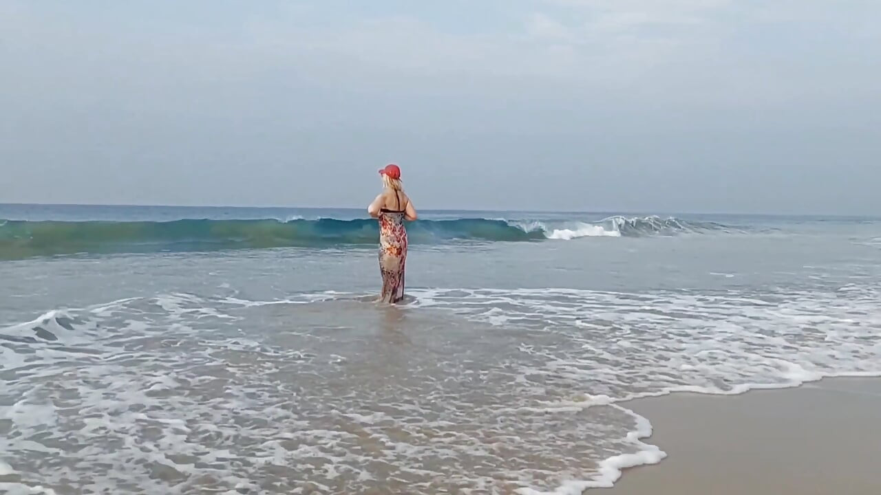 성숙한 금발 아내가 나일론 바지를 입고 섹스를 즐긴다