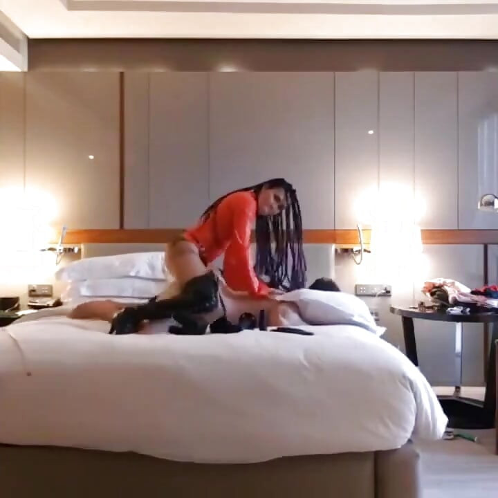 Pegging-sklavin im hotel mit rotem latex