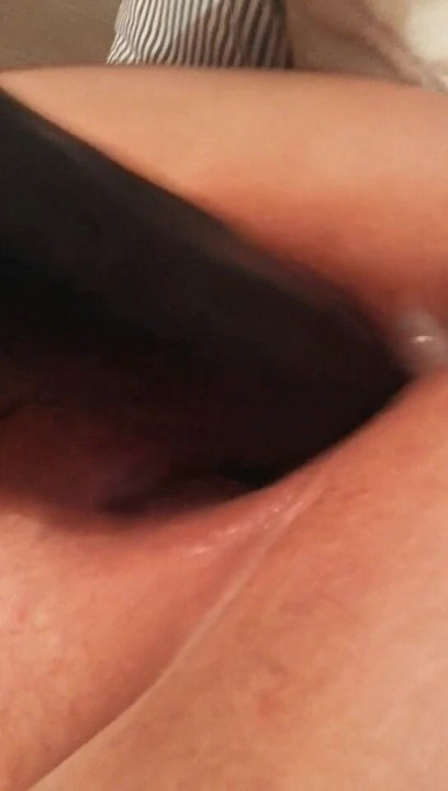 Monsterdildo bermain dengan memekku