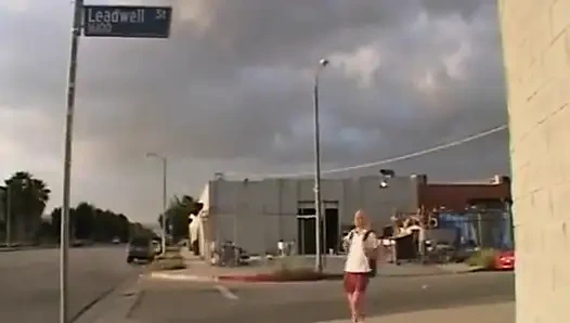 Blonde reife schlampe fingert tropfende muschi und leckt sauber