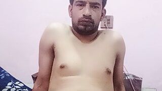 Indyjski chłopiec masturbuje się