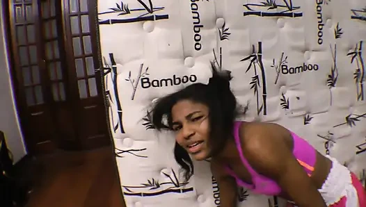 Weibliche kampfmädchen - boxen und gemischter kampf