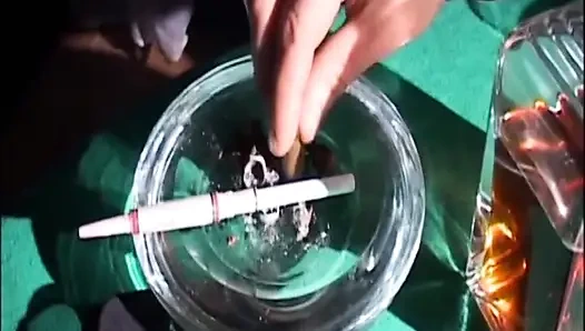 Kızıl saçlı orta yaşlı seksi kadın elektrik masasında sikişiyor... ağzına boşalma