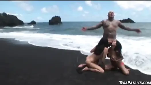 Büyük memeli tera patrick alexis amore ile üçlü seks yapıyor