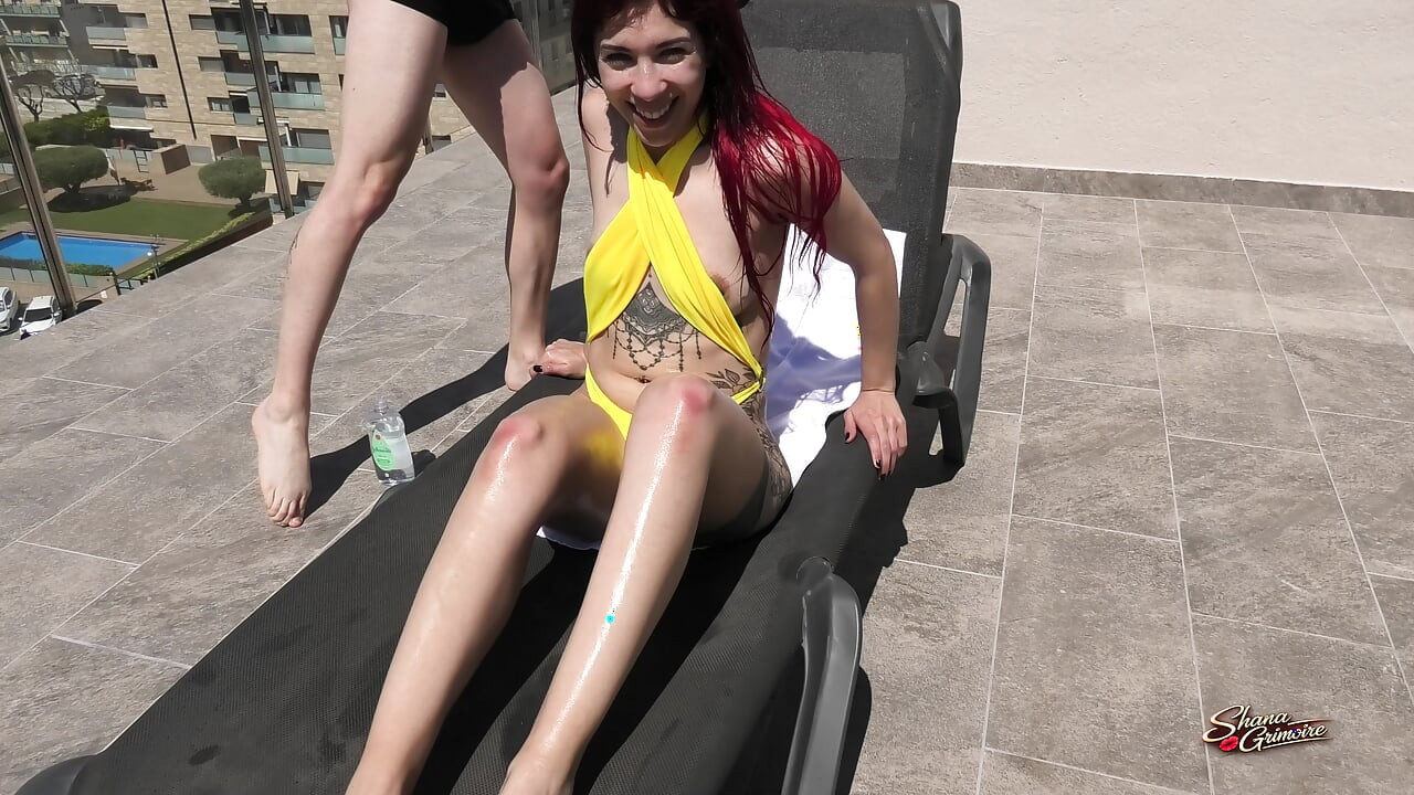 Shana Grimoire x Solougo, massagem de biquíni oleada no telhado, dia 18