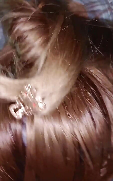 Plavuša mi puši pored računala uživo