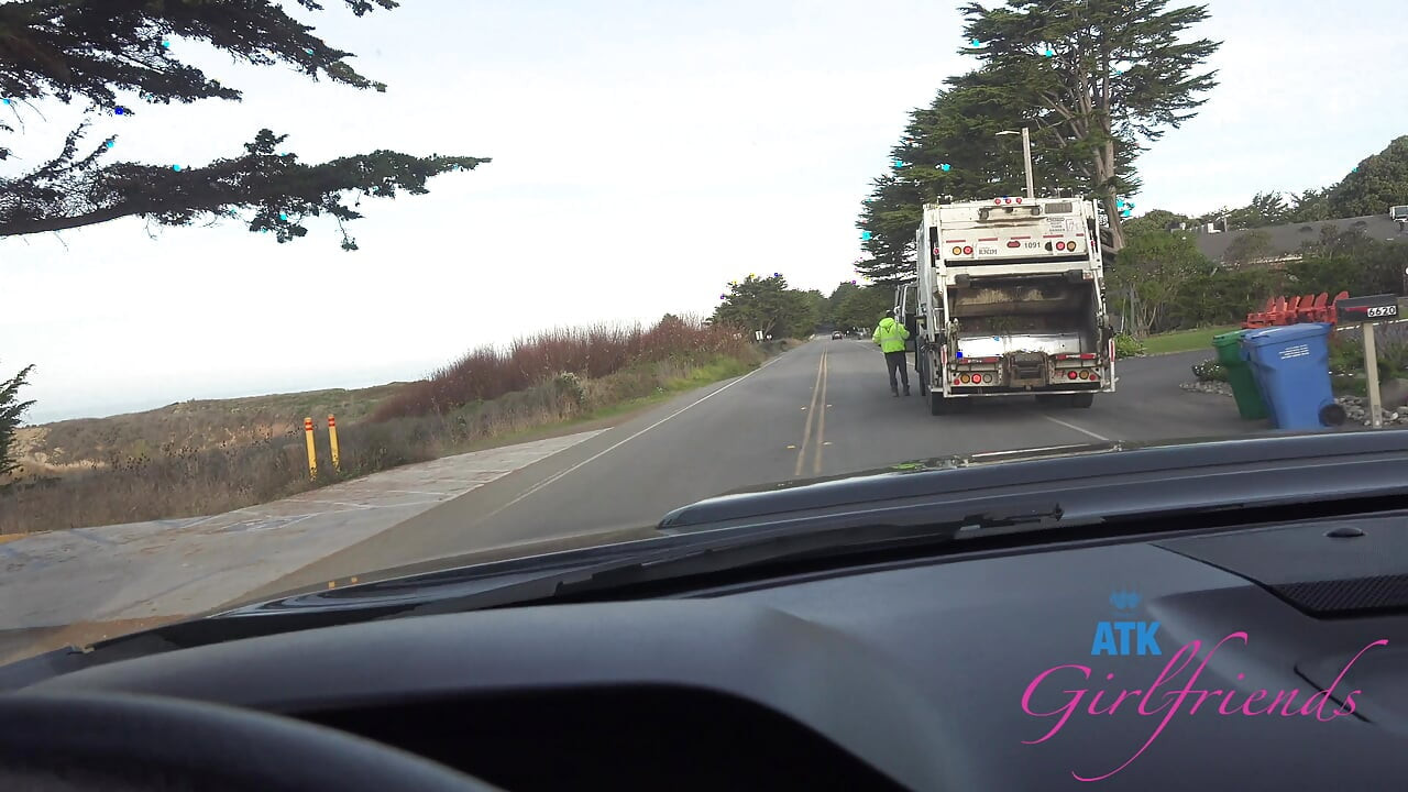 Continúas el viaje al mar con Imani y luego te hace una paja, una paja y una mamada completa, terminando contigo c