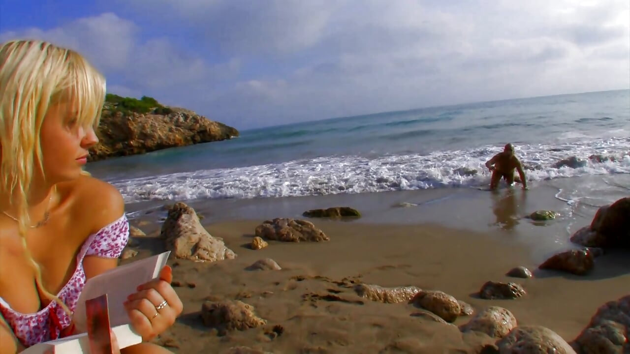 Samudr tat par adbhut nagn sunahre balon vali ki bare lnd dvara gand chudaee