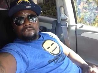 Камшот на лицо симпатичного черного мужика с камшотом в машине