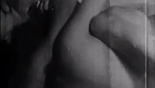 Dia menjilat vaginaku