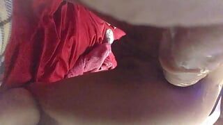 Une salope anale baise un trou du cul avec un gros jouet