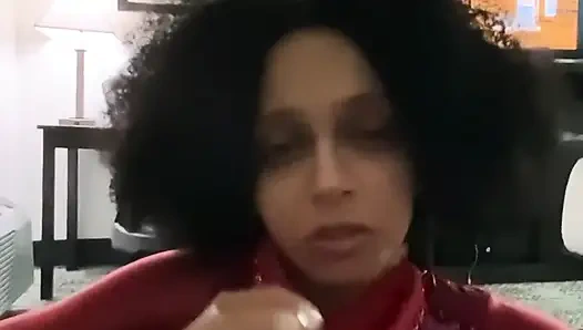 Leena Rayz - sklavin mit kleinen und hübschen händen streichelt einen glänzenden weißen schwanz