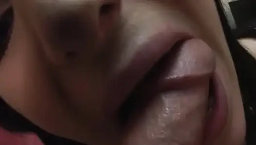 Baştan çıkarıcı esmer hatun yarak emiyor ve parmaklıyor ıslak amcık
